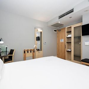 Standard Queen Room Disability Access
